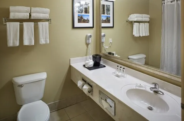 غرفة بسريرين كوين، Country Inn & Suites by Radisson, Columbia Airport, SC 5/6