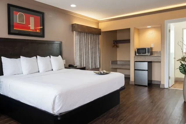 غرفة بسرير كينج لذوي الإعاقة، Om Park Inn and Suites El Cajon near San Diego 3/7
