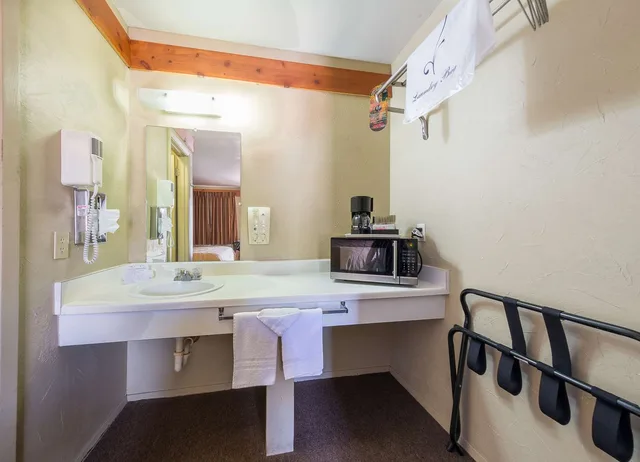 غرفة بسرير كينج، Americas Best Value Inn The Legends Inn 4/4
