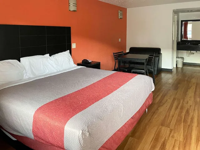 غرفة قياسية بسرير كينج للمدخنين، Studio6 Houston, TX - Brookhollow 1/5