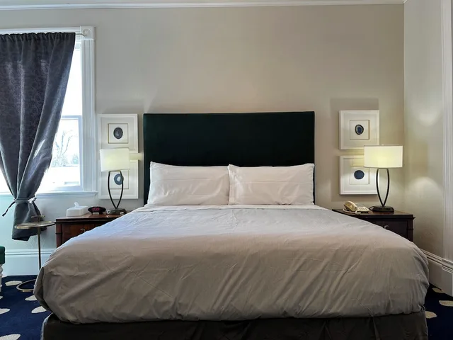 Deluxe, King Bed, The Sterling Hotel 5/9