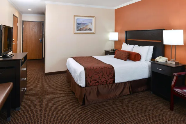 غرفة بسرير كوين، Best Western Plus Landmark Inn 1/4