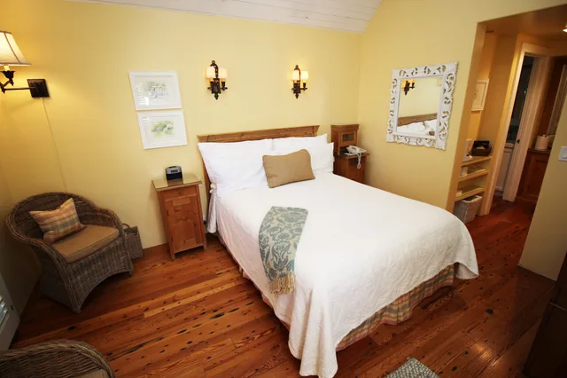 Luxury, Bungalow, Queen Bed, Patio, Garden Area، Simpson House Inn 4/8