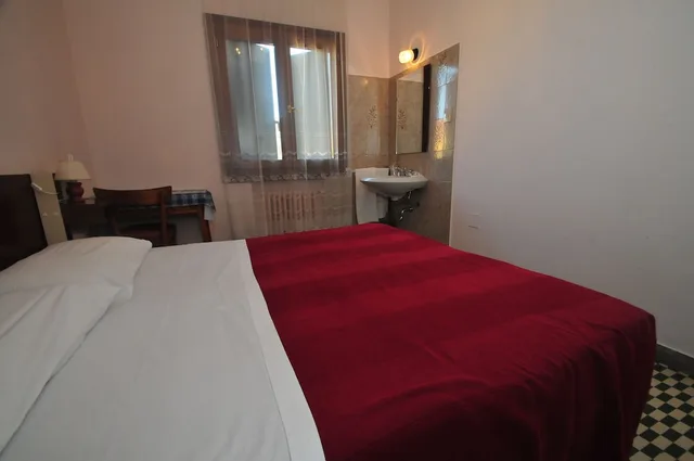 غرفة أساسية بسريرين منفصلين بحمام مشترك، Locanda Sant'anna 2/3