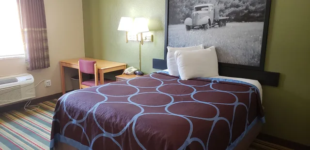 Room, Queen Bed, Super 8 By Wyndham Champaign 6/10