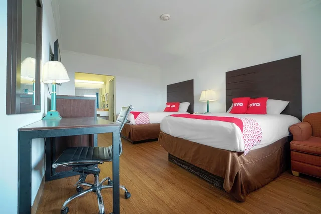 room, 2 queen beds, OYO Hotel Kingsville - Hwy 77 5/7