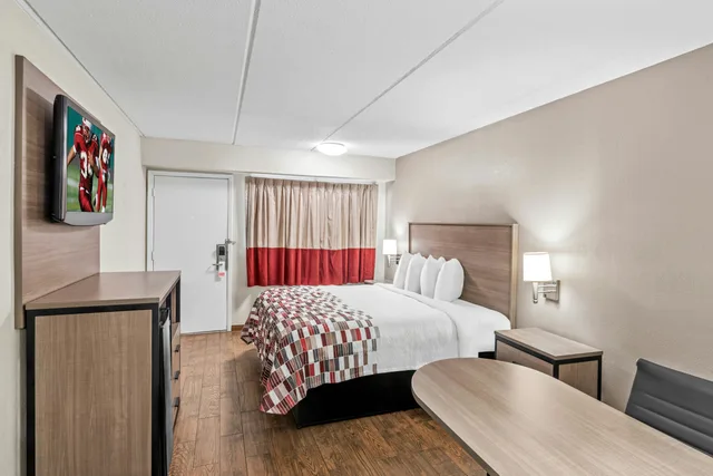 غرفة سوبيريور بسرير كينج، Red Roof Inn Jackson Downtown - Fairgrounds 3/9