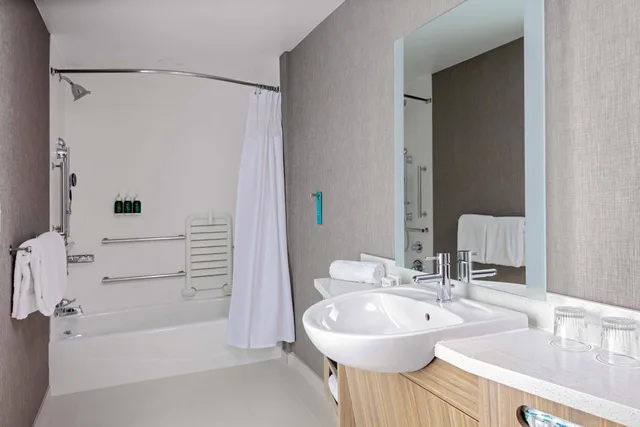 جناح بسرير كينج مع سرير سحّاب إضافي مع أريكة لذوي الإعاقة، SpringHill Suites by Marriott Kansas City Plaza 5/5