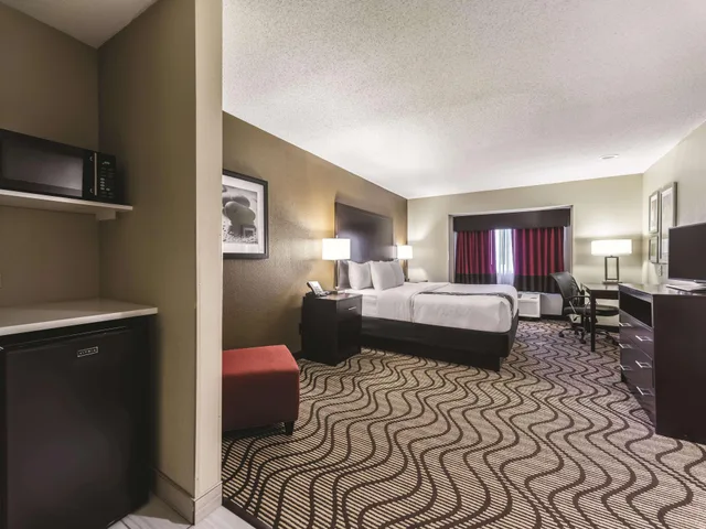 جناح ديلوكس تنفيذي بسرير كينج، La Quinta Inn & Suites by Wyndham Collinsville - St. Louis 6/8