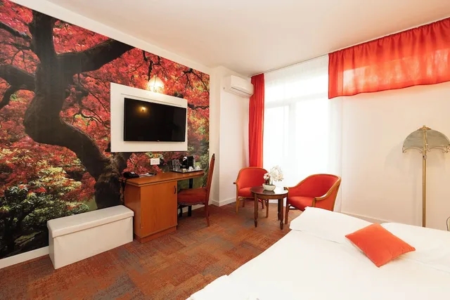 جناح عائلي بسرير كوين مع أريكة، Continental Hotel 5/8