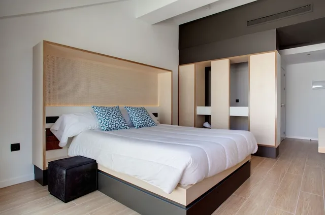 غرفة بسريرين منفصلين بشرفة، Toc Hostel Sevilla 1/3