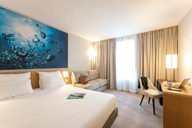 غرفة سوبيريور بسريرين منفصلين وسرير كوين، Novotel Grenoble Nord 6/10