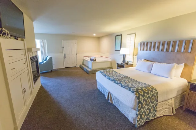 Deluxe, King Bed, Partial Ocean View, Jetted Tub, Cambria Landing Inn & Suites 3/10
