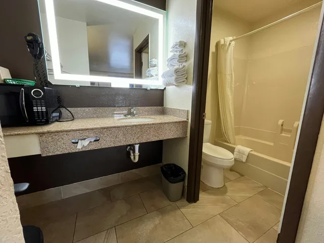 Room, 2 Double Beds, Budget Inn Nassawadox Hwy 13 5/5