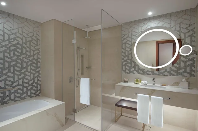 جناح ديلوكس بسرير كينج بشرفة بغرفتي نوم، Hilton Doha The Pearl Residences 4/6