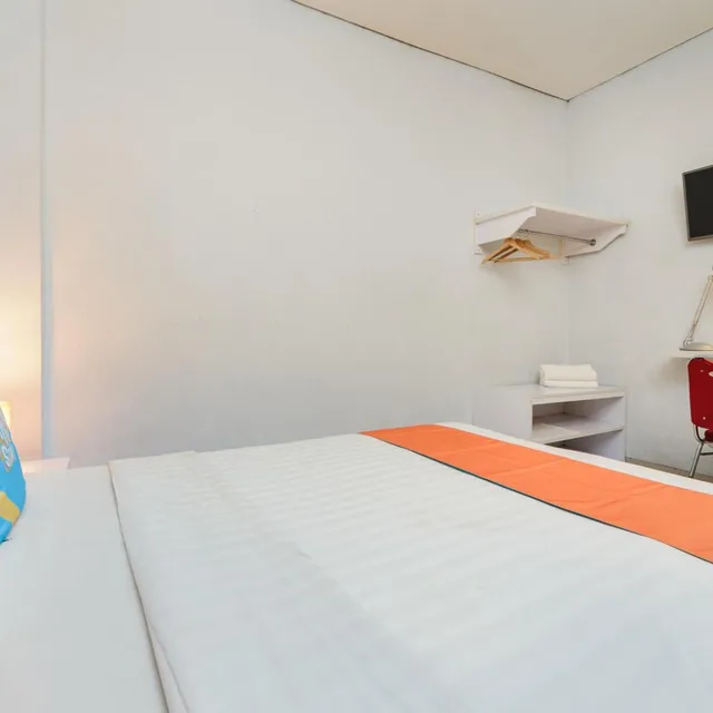غرفة سوبيريور بسرير مزدوج، RedDoorz Plus near Soekarno Hatta Airport 2 4/5