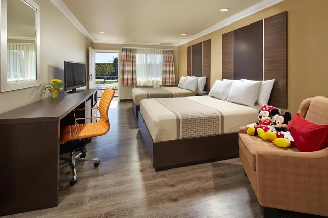 غرفة رباعية، Eden Roc Inn Suites 1/3
