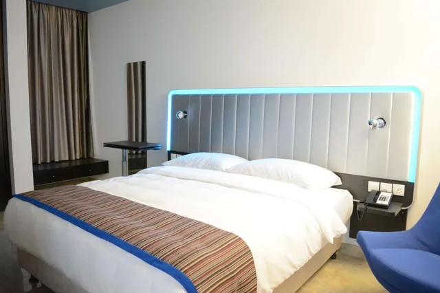 شاليه بسريرين منفصلين بشرفة بغرفة نوم واحدة، Park Inn by Radisson Hotel and Residence Duqm 2/6