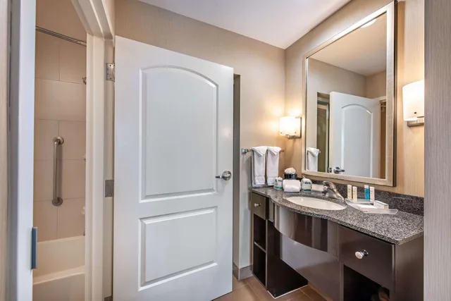 جناح بسريرين كوين بغرفة نوم واحدة مع أريكة، Homewood Suites by Hilton Oxnard/Camarillo 5/6
