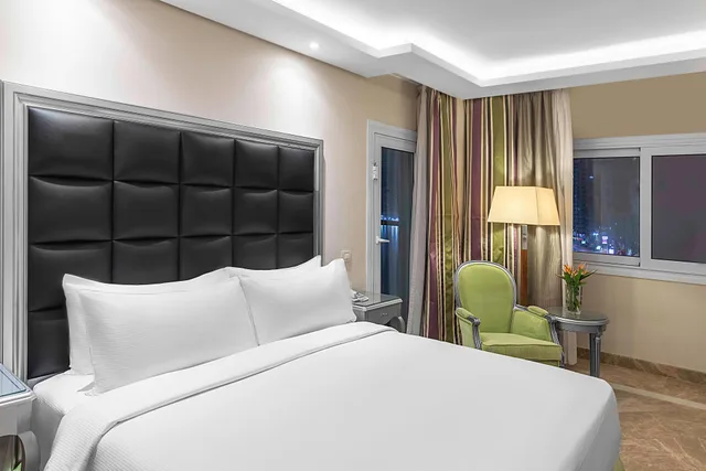 غرفة بسرير كينج بإطلالة جزئية على البحر، Hilton Alexandria Corniche 8/11
