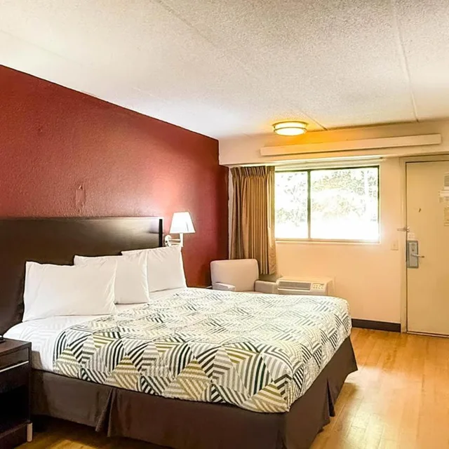 Room, King Bed, Smoking, Accessible, Motel 6 Atlanta Smyrna / Ballpark 2/4