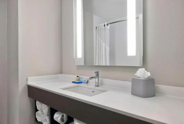 جناح لذوي الإعاقة، Holiday Inn Express Hotel Suites Kansas City Airport 4/9