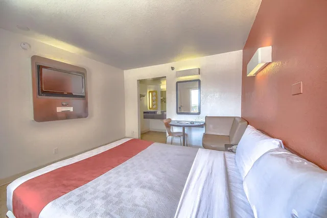 غرفة بسرير كوين، Motel6 San Antonio, TX - Six Flags Fiesta TX/La Cantera Area 1/10
