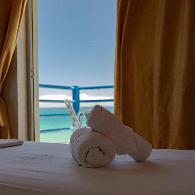 غرفة ثلاثية بإطلالة على البحر، De La Plage 1/7