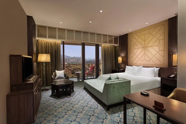 غرفة حصرية كلوب تنفيذية بسريرين منفصلين بإطلالة على المدينة بشرفة، Itc Kohenur A Luxury Collection Hotel Hyderabad 1/3