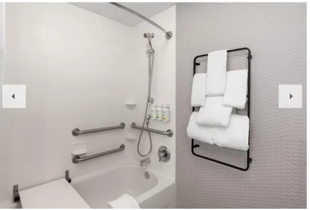 غرفة بسرير كينج بحوض استحمام لذوي الإعاقة، La Quinta Inn & Suites by Wyndham Knoxville Papermill 2/2