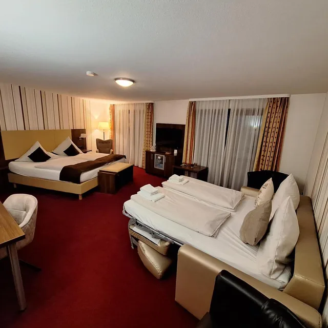 غرفة رباعية بسرير كينج، Lobinger Parkhotel 1/10