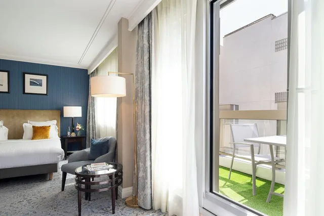 غرفة ديلوكس بسرير كينج بشرفة، Warwick Paris Champs-Elysees 7/8