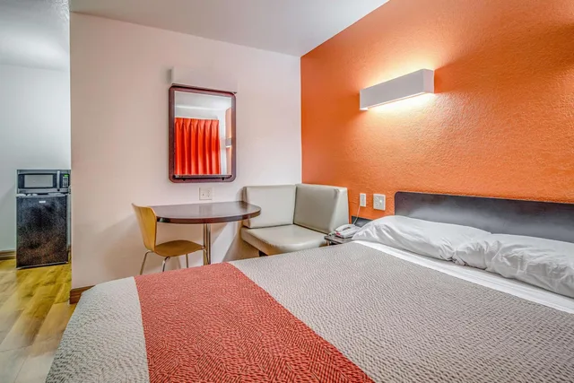 غرفة بسرير كوين، Motel6 Conroe, TX 2/10