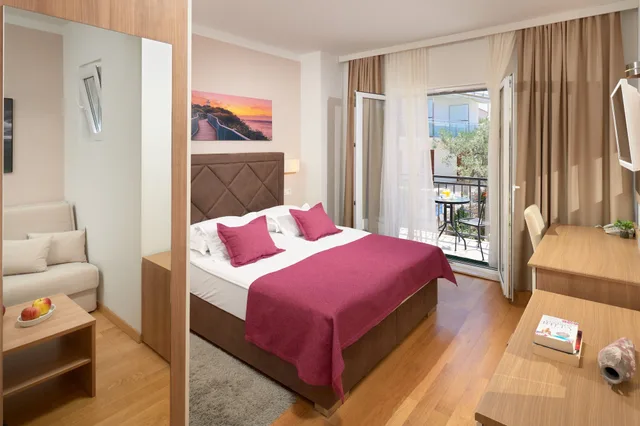 Comfort, Queen Bed, Partial Sea View, Side Sea View, Balcony، Hotel Fortuna 1/2