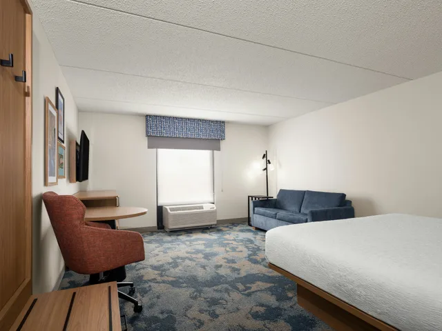 غرفة بسرير كينج مع أريكة، Hampton Inn Warrenton 1/6