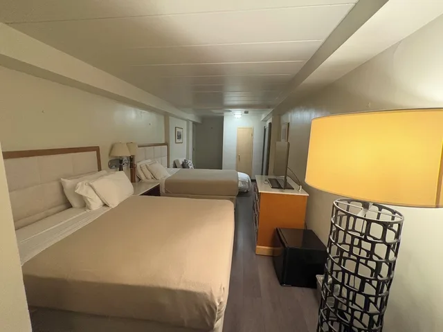 غرفة بسريرين مزدوجين مع أريكة، Airway Inn at LaGuardia 1/7
