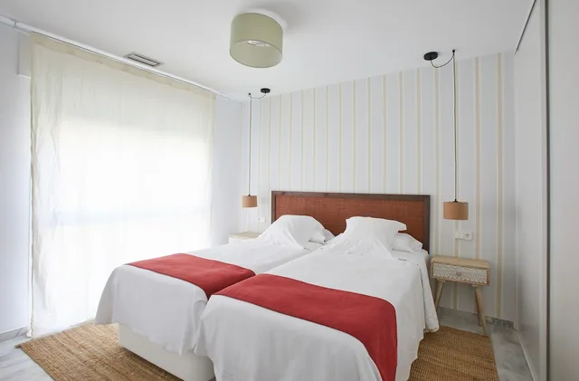 شقة بسريرين منفصلين وسرير كينج مع أريكة، Rio Real Golf Hotel 1/4