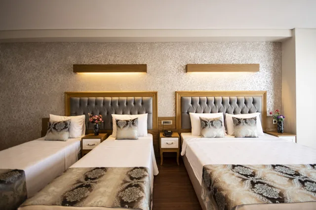 Room, Quadruple, Double and Twin Beds, Eliza Hotel 6/10