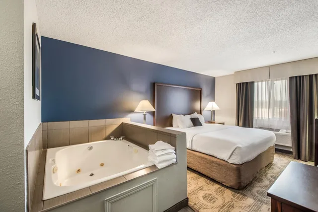 غرفة ديلوكس بسرير كينج بجاكوزي، Red Lion Inn & Suites Sequim 5/5