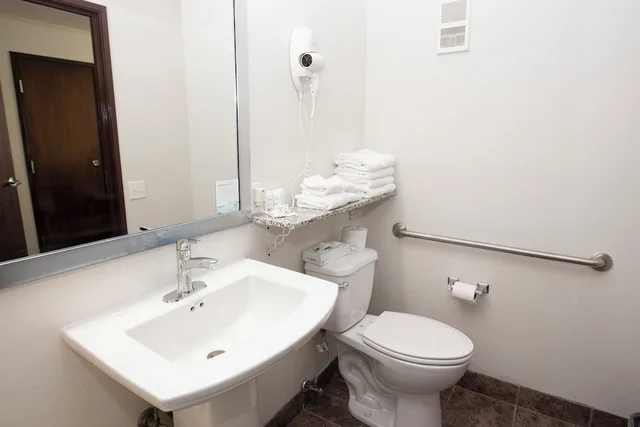 غرفة بسريرين كوين لذوي الإعاقة، AmericInn by Wyndham Delafield 9/10