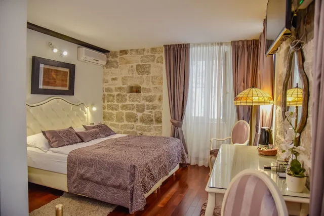 غرفة قياسية بسرير كوين في الملحق، Kastel 1700 Boutique Hotel 1/8
