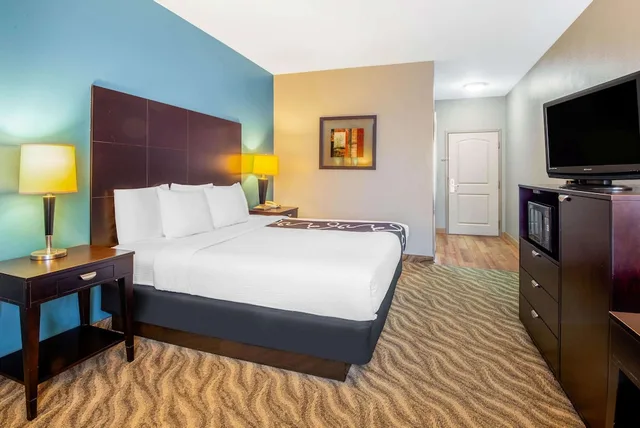 غرفة بسرير كينج، La Quinta Inn Suites Glen Rose 1/3