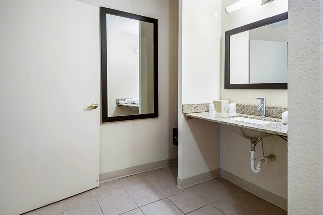 غرفة سوبيريور بسرير كينج لذوي الإعاقة، Red Roof Inn Anderson 4/4