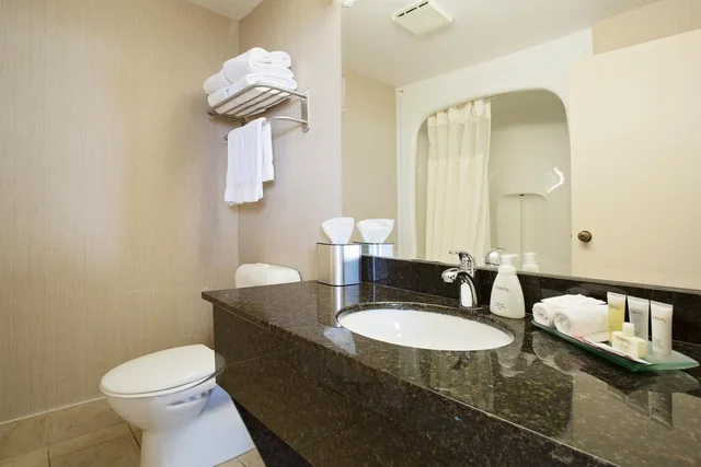 Room, King Bed, Bay View, Sofa، Best Western Inn On The Bay 3/4
