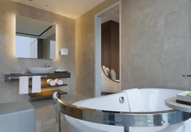 غرفة غراند بريميير كبيرة بسرير كينج، The Westin Singapore 3/7