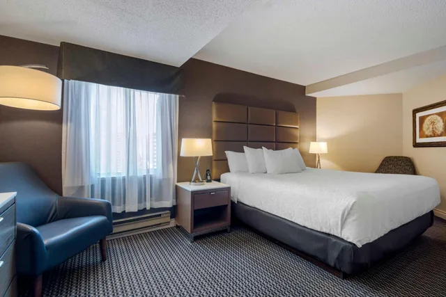 غرفة تنفيذية بسرير كينج بشرفة، Best Western Premier Chateau Granville Hotel and Suites and Conf. Centre 3/8