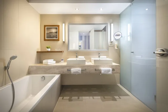 جناح بسرير كوين مع أريكة بجاكوزي، President Hotel Valamar Collection 5/7