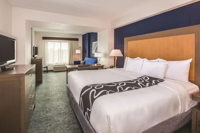 جناح استوديو بسرير كينج مع أريكة، La Quinta Inn & Suites by Wyndham Philadelphia Airport 1/4