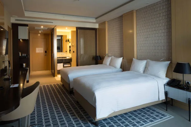 Room, King Bed, Square View، Skopje Marriott Hotel 4/8