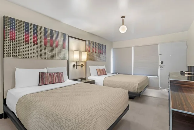 غرفة قياسية بسريرين كوين بإطلالة على الفناء، Heights House Hotel - Houston Heights Downtown, an Ascend Collection Hotel 7/10